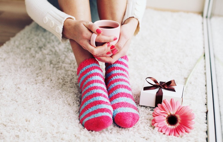 Kalte Füße aufwärmen Socken mit Streifen