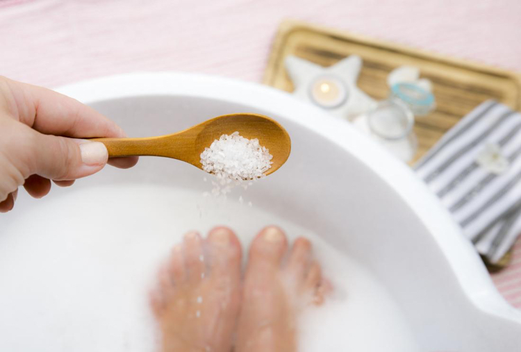 Kalte Füße mit Fußbad mit Epsom Salz aufwärmen