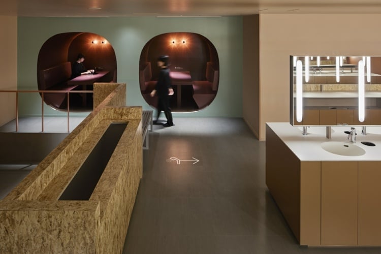 Kapselhotel in Japan mit Waschbreiche mit Lounge und minimalistischem Waschtisch