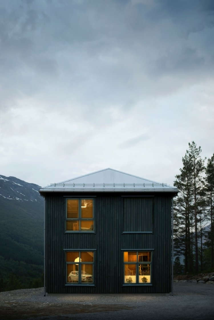 Klassisches skandinavisches Haus mit Holzverkleidung und rechteckigen Fenstern