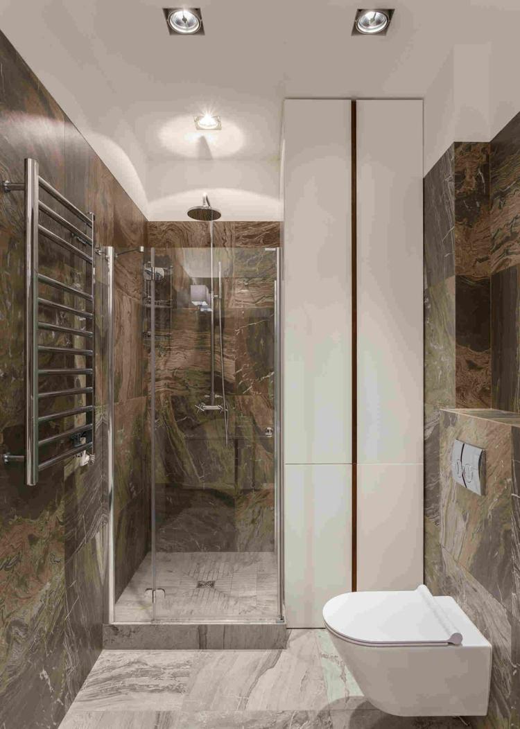Kleines Gäste WC mit Dusche und Einbauschrank - Braune Fliesen in Steinoptik