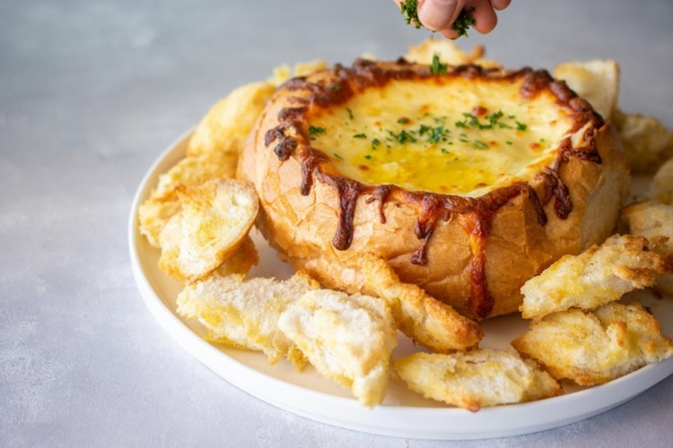 Knoblauch Käse Dip im Brotlaib Fingerfood Party Ideen Vorspeisen