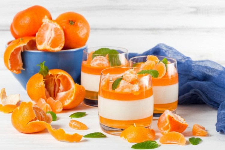 Leckeres Irisch-Moos-Dessert aus Orangenpudding und Blancmange im Glas