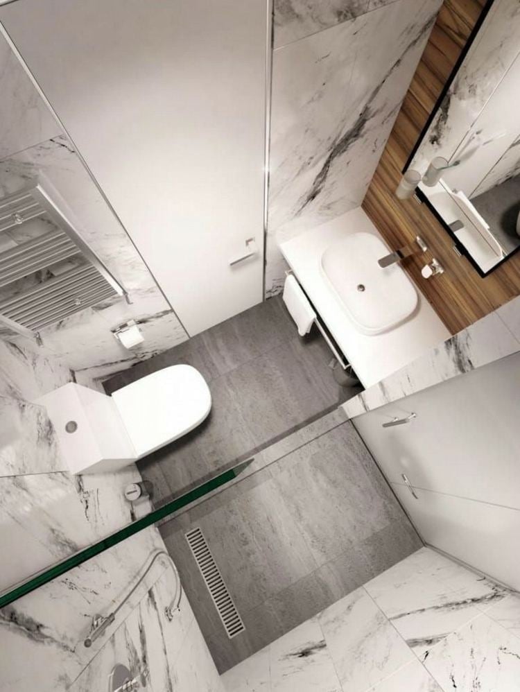 Mini Gäste WC mit Dusche mit silbernem Heizkörper und Marmorfliesen