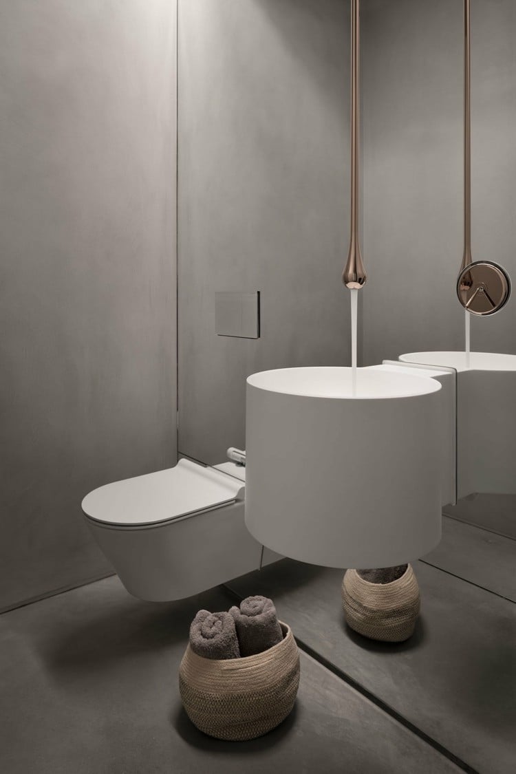 Modernes Bad in Grau und mit Kupferakzenten und großer Spiegelwand