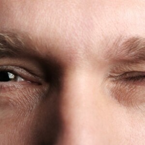 Muskelzucken am Auge ist meist harmolos und nicht gefährlich