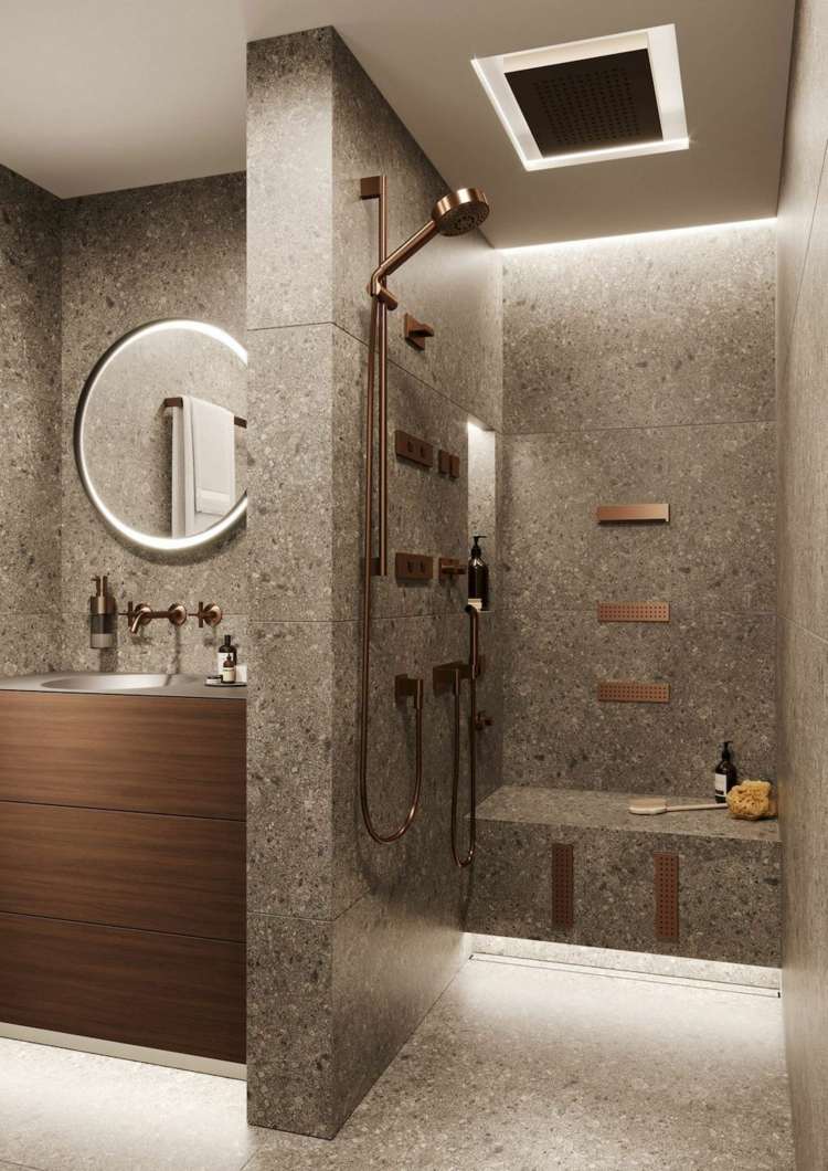 Offene Dusche mit Sitzbank und Trennwand bildet Nische für Waschschrank mit Waschbecken