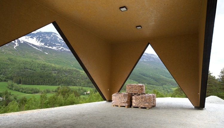 Recyceltes Holz als Innenverkleidung für die Terrasse als Gemeinschaftsraum