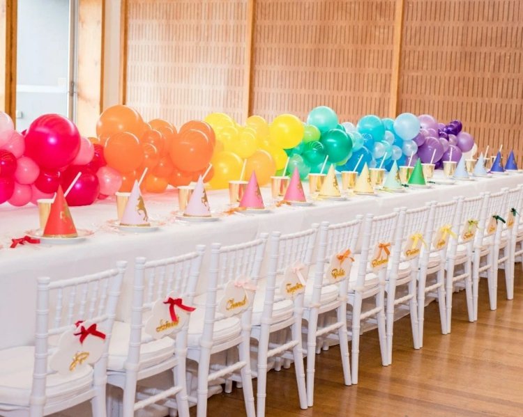 Regenbogen Deko mit Ballons für den Tisch auf der Kinderparty zum Fasching