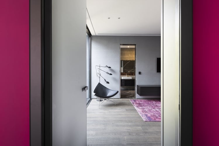 Schlafzimmer mit Akzenten in Beeren Nuancen Ideen für moderne Wandgestaltung und Farbkombinationen mit Grau