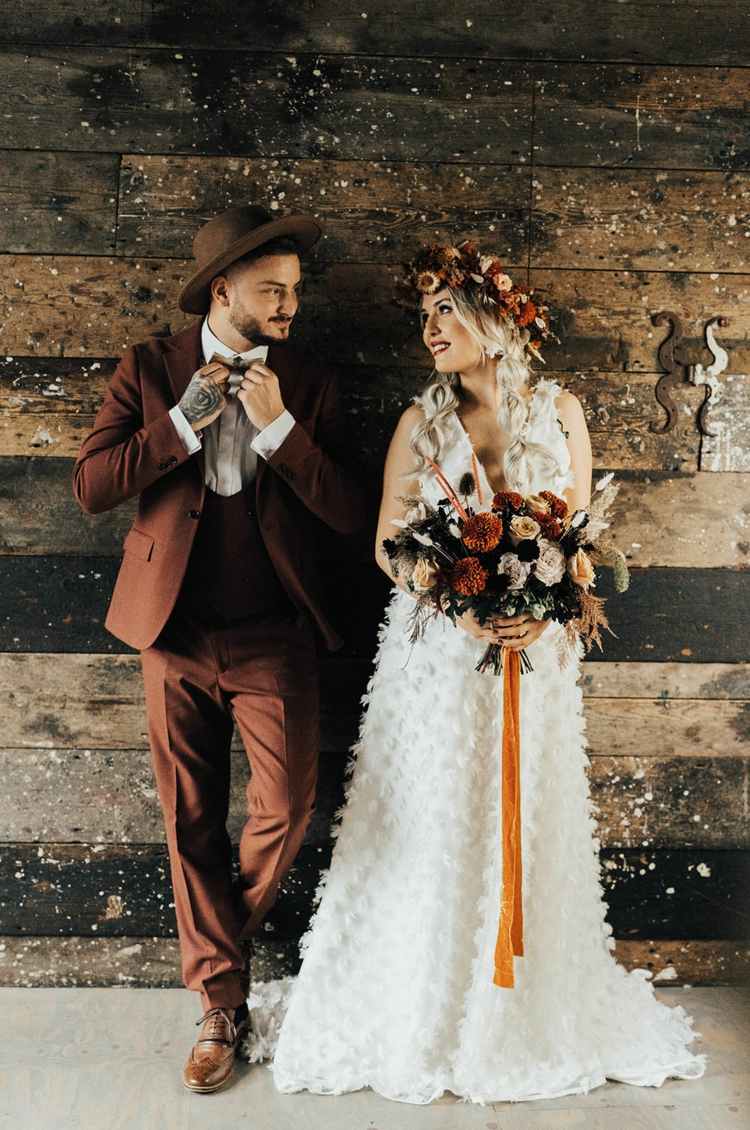 Second Hand Brautkleid und Anzug in Braun im Retro-Stil