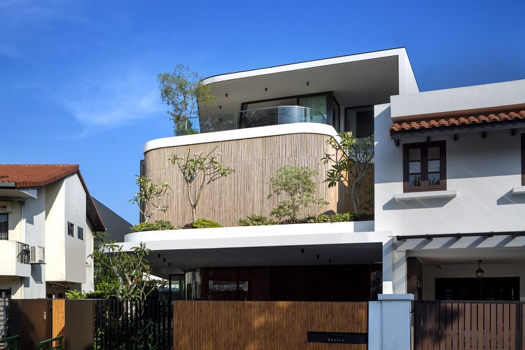 Sichtschutz mit Jalousien im Sommer Fassade einer Stadtvilla modern und wohnlich gestalten