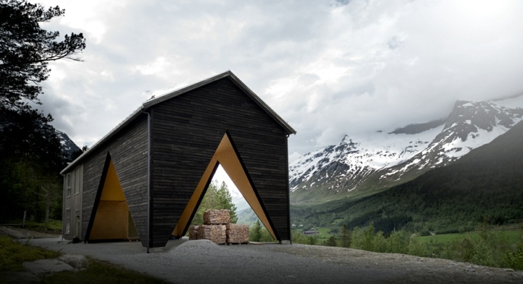 Skandinavisches Haus mit moderner Veranda aus schwarzem Holz