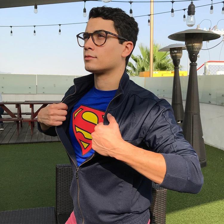 Spontanes Faschingskostüm Ideen für den Karneval für coole Verkleidung Superman Clark Kent