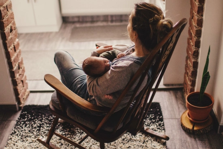 Baby schreien lassen Was dabei im Körper passiert & die Folgen