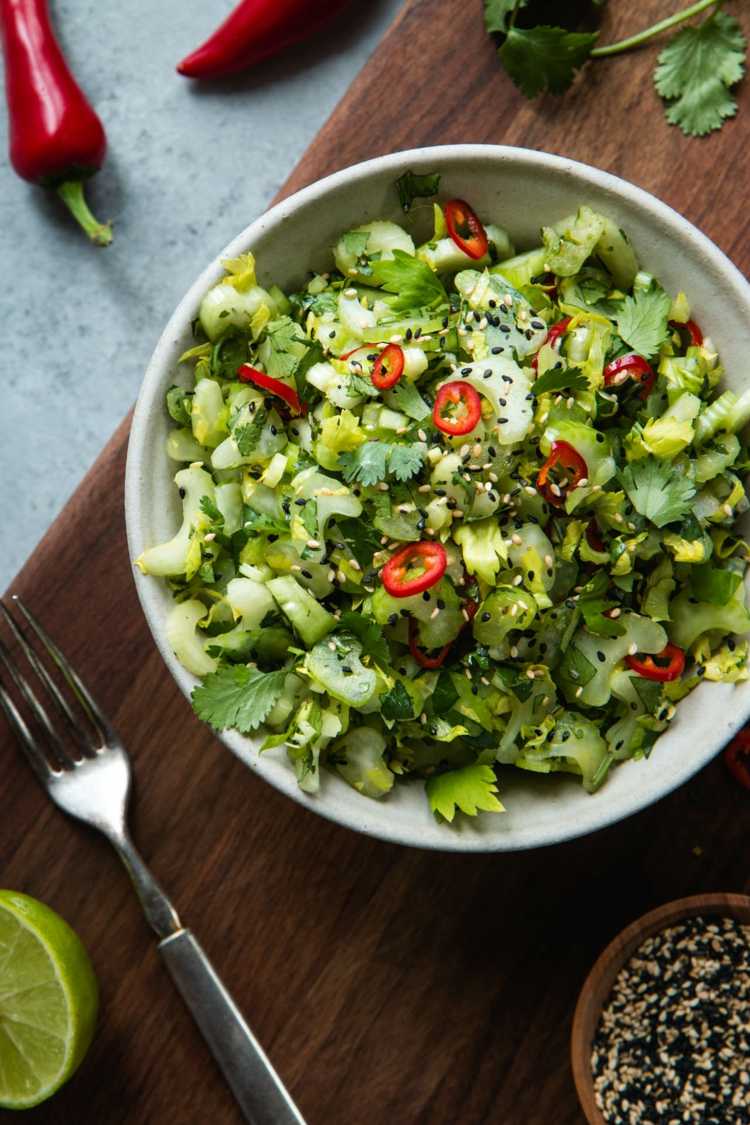 Staudenselerie Blätter kochen Low Carb Salate Rezepte
