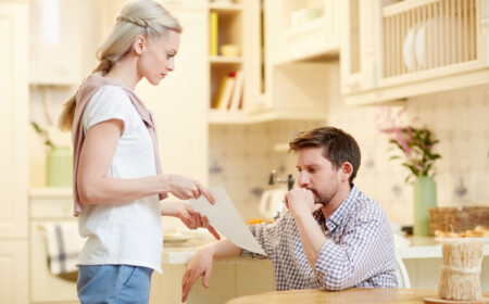 Strompreise vergleichen Tipps junges Paar hat hohe Stromrechnung