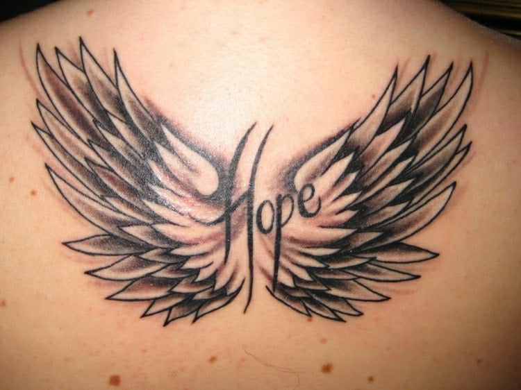 Tattoo am Rücken Frau Flügel Tattoodesign Ideen