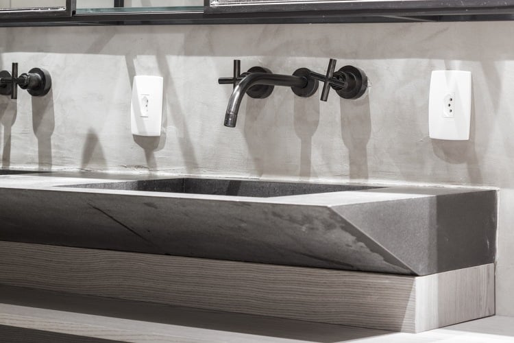 Waschbecken mit Armaturen im Industrie-Stil in Schwarz
