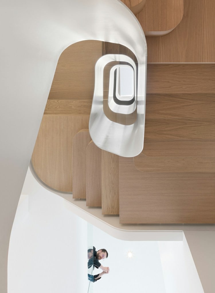 Wendeltreppe aus natürlichem Holz mit offenem Design ermöglicht natürliches Licht im Haus