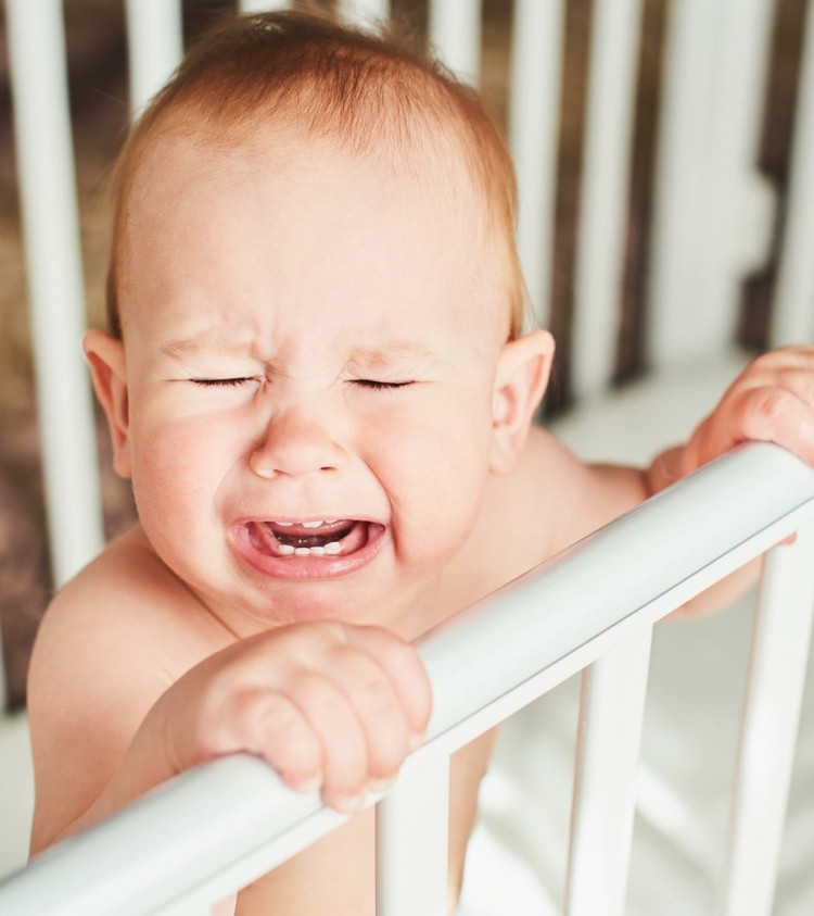 Wenn Sie das Kind schreien lassen, erhöht sich sein Stresslevel, was auf Dauer gesundheitsschädigend ist