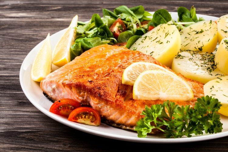 Wie schnell abnehmen Crash Diäten gefährlich Blattsalat mit Lachs