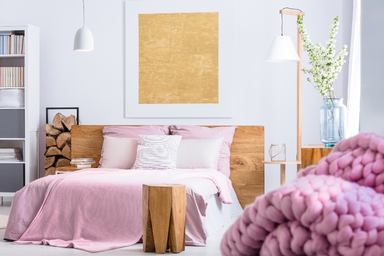 Wohnräume gestalten und Luftfeuchtigkeit regulieren gemütliches Schlafzimmer mit Holzmöbeln einrichten