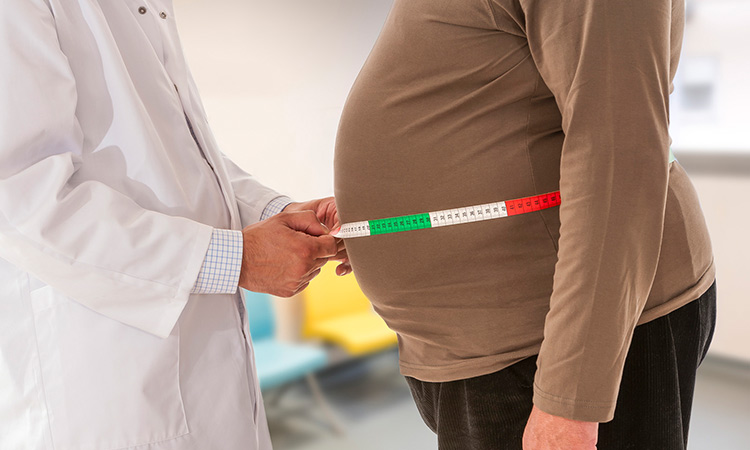 arzt untersucht patient mit abdominaler fettleibigkeit herzinfarktrisiko senken