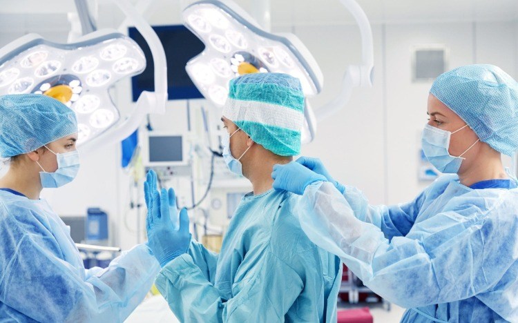 chirurgen bereiten sich für eine operation vor