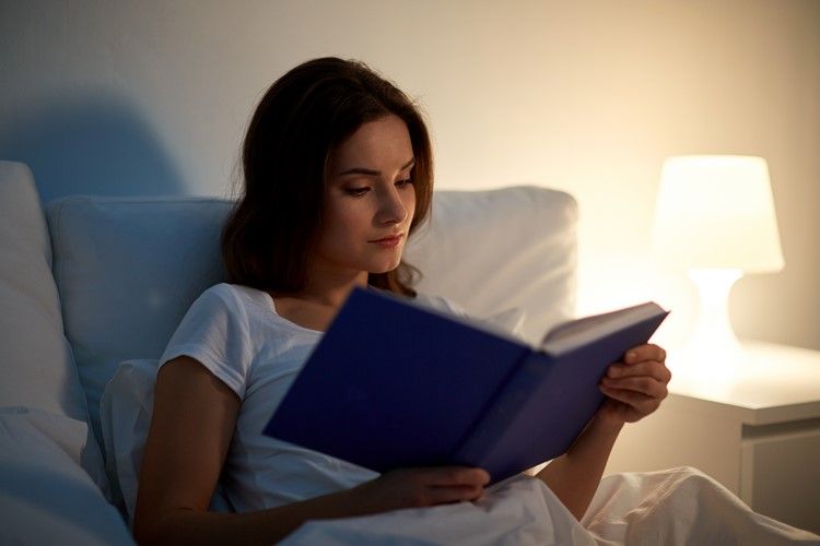 das Lesen im Bett ist eine gute Schlafroutine