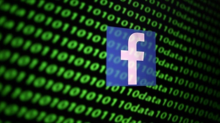 facebook logo mit grünen zahlen und codes im hintergrund fehlinformationen verbreiten