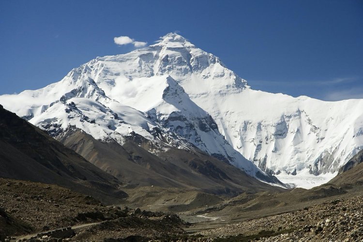 grüne Hügel mit Pflanzen auf Mount Everest wegen Klimawandel