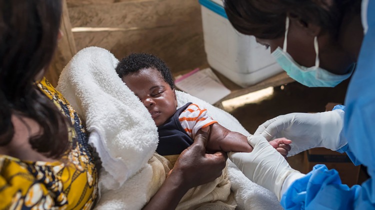 krankenschwester in kongo impfung gegen masern epidemie kind