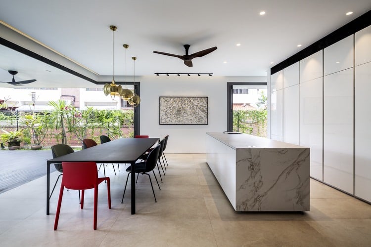 moderne minimalistische Küche mit Kochinsel und Esstisch für acht