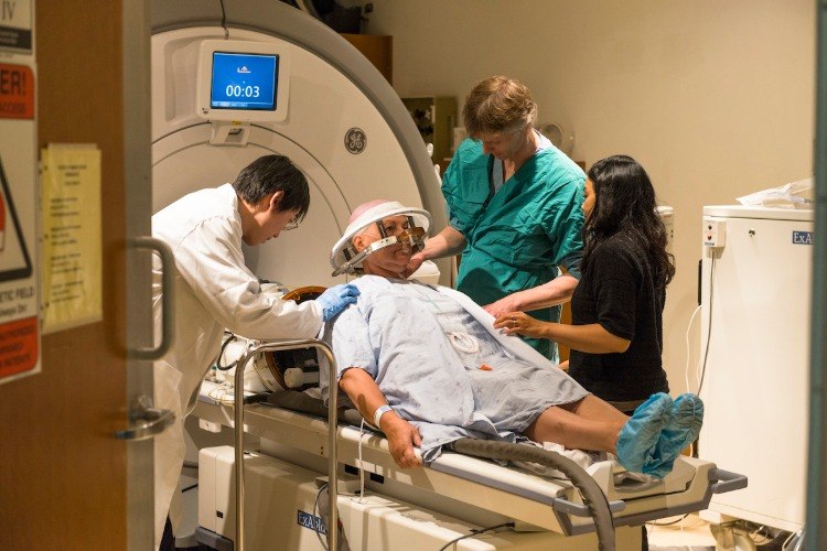 patient untersuchung mrt computer tomografie blut birn schranke