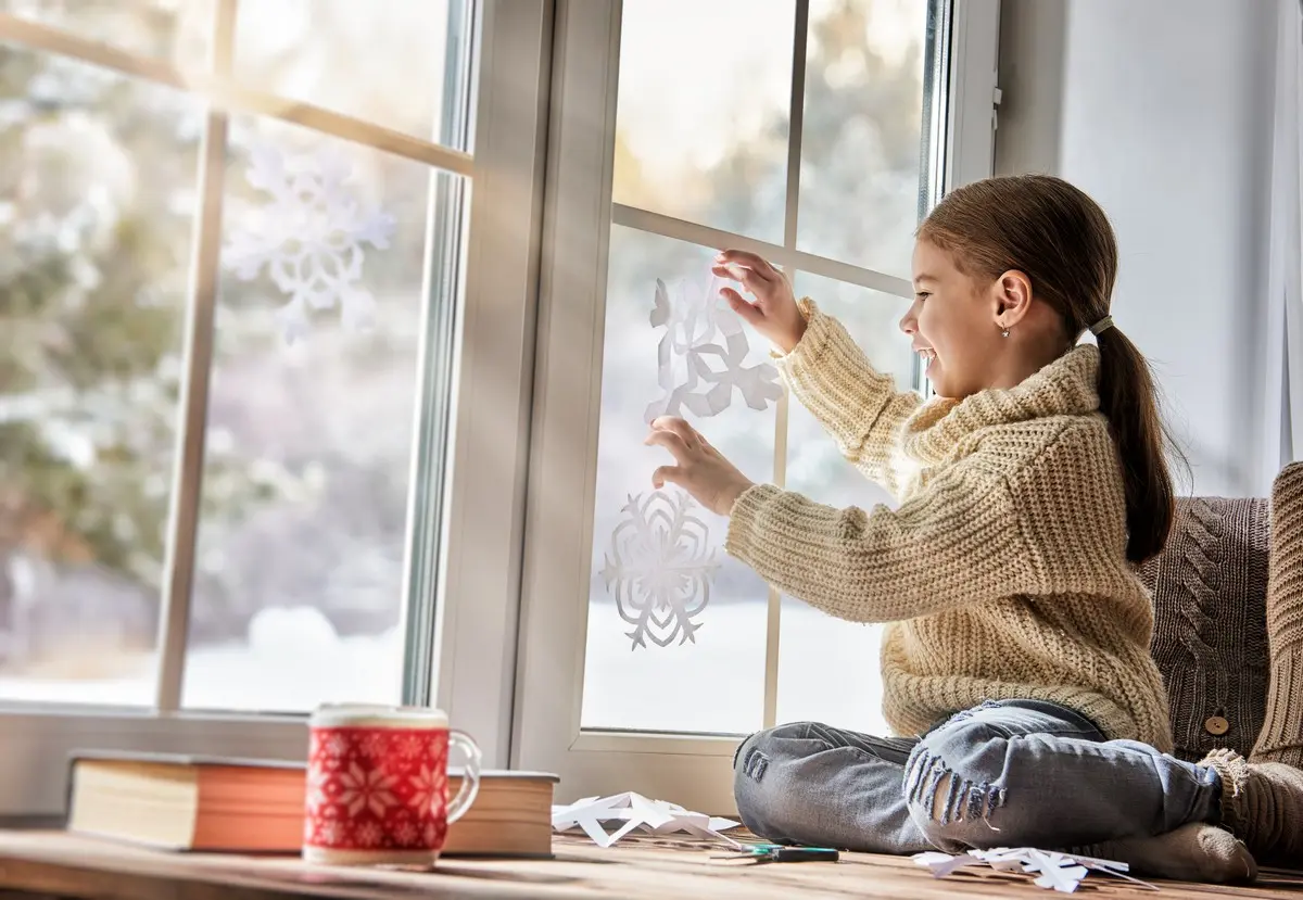 Schneeflocken als Fensterdeko im Januar mit den Kindern aus Papier basteln