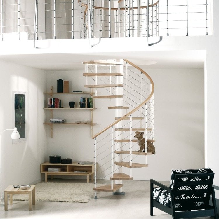 spindeltreppe mit schwarzen geländern aus eisen und holzstufen in minimalstischem design wohnzimmer