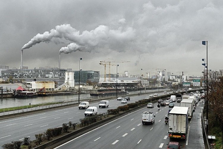 stadtverkehr und abgase aus einer fabrik verschmutzen die luft hohe emissionen