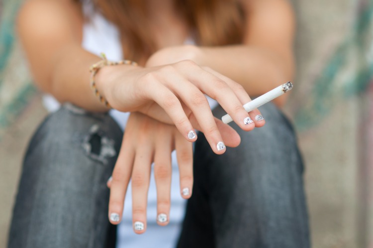teenager raucht zigarette gefährlich tabakwaren konsum