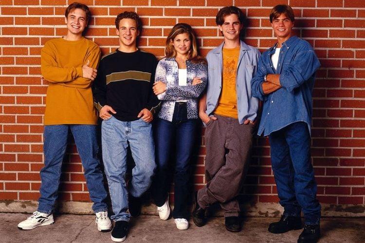 90er Jahre Mottoparty von der TV Serie das Leben und Riley inspiriert Jeanshemde und Sneakers tragen