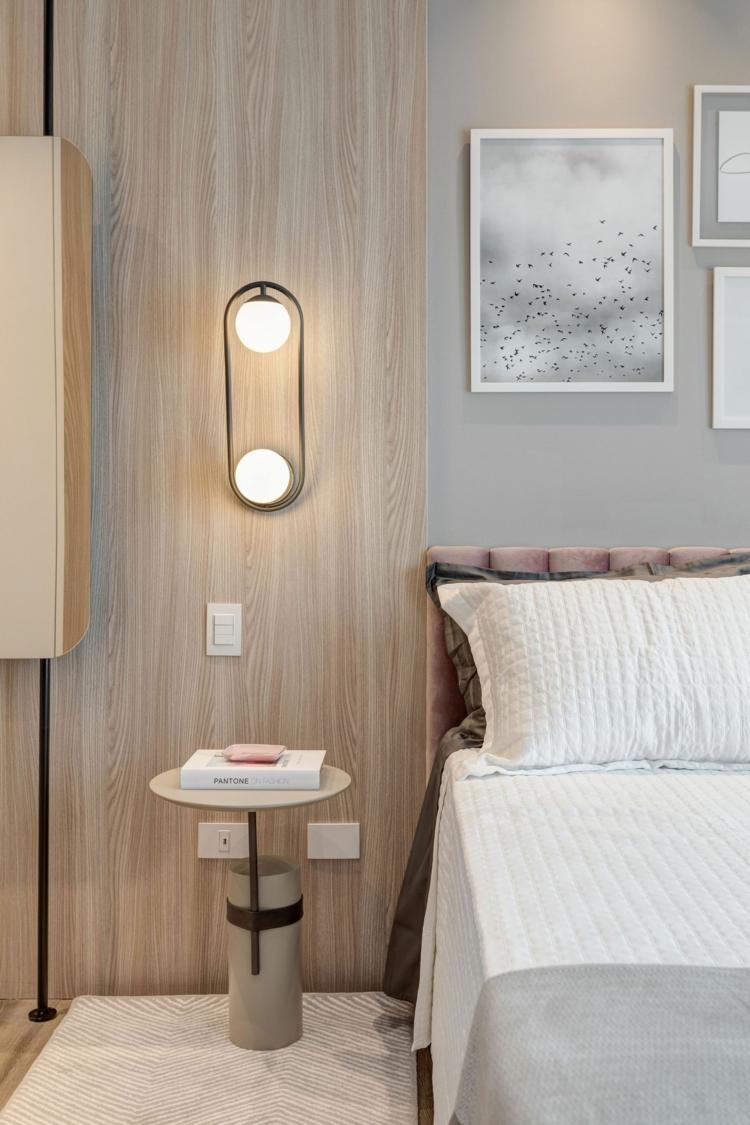 Apartment mit Küche in Grau Matt und graue Einrichtung - Moderner Nachttisch