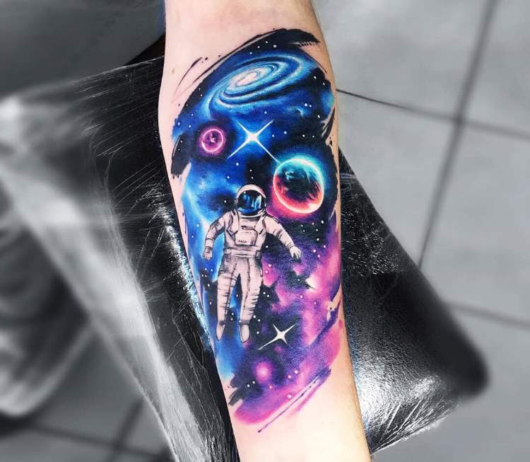 Astronaut Tattoo im Realistic Style Unterarm Tattoomotive