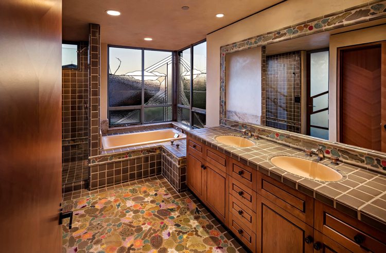 Badezimmer im spanischen Stil mit Mosaikfliesen am Boden