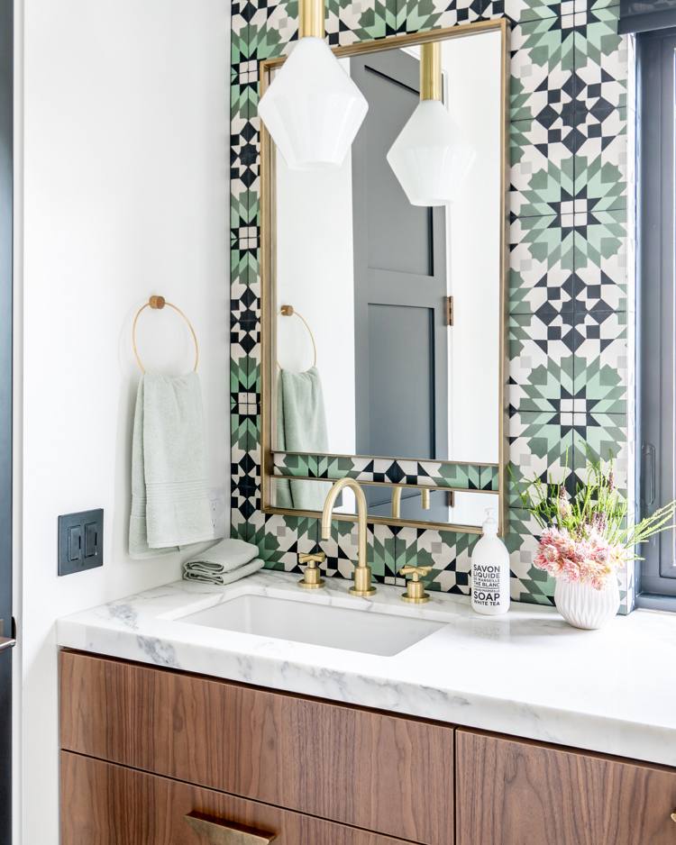 Badezimmer im spanischen Stil mit Mosaikfliesen an der Wand
