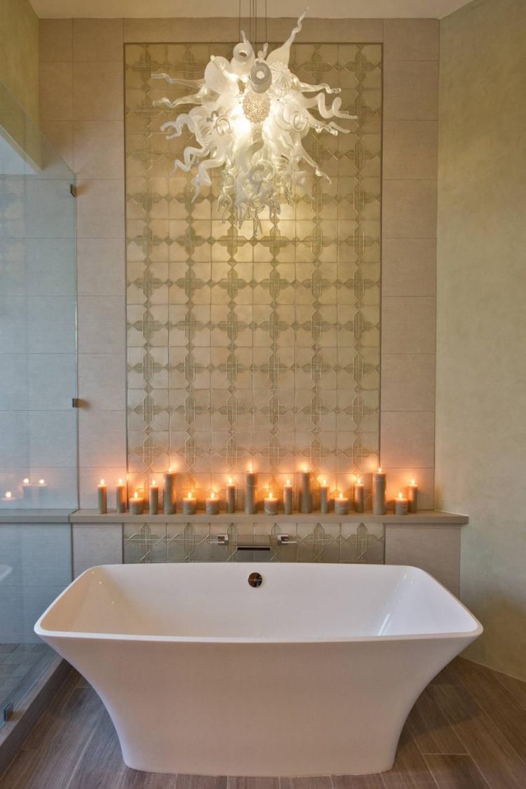 Badezimmer im spanischen Stil mit goldenen Fliesen und LED Kerzen und freistehender Badewanne