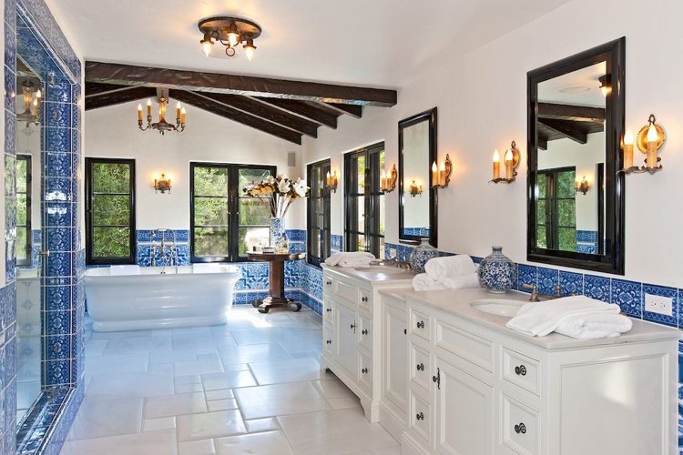 Badezimmer in Blau und Weiß im spanischen Stil einrichten