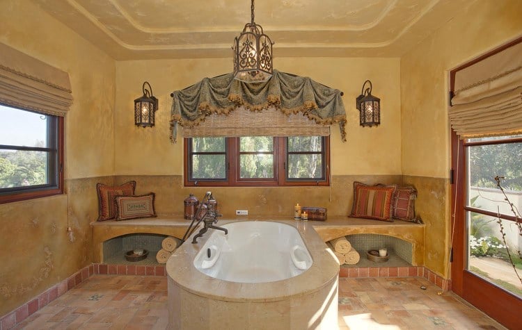Bathroom with plaster walls and free-standing bathtub in the Spanish style