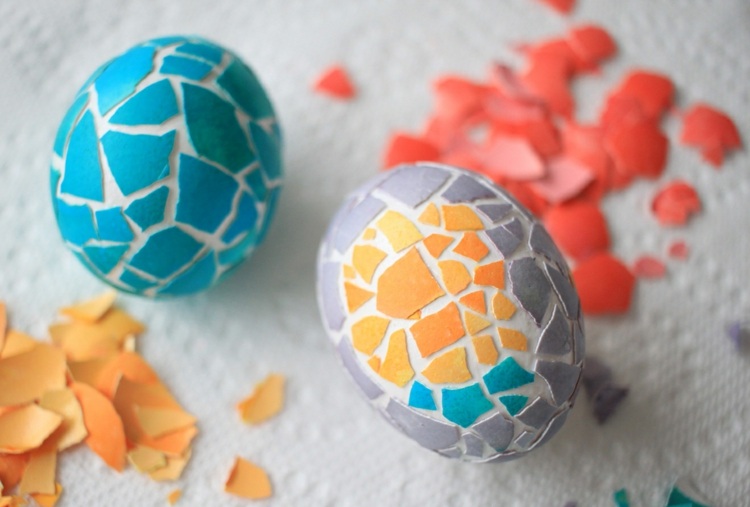 Buntes Mosaik für Hühnereier oder Plastikeier mit Heißkleber und Eierschalen basteln