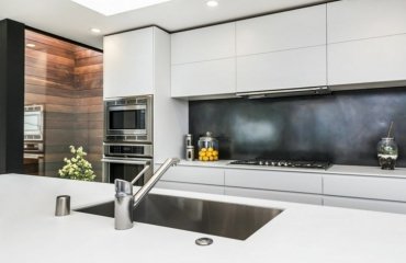 Dunkelgraue Küchenrückwand weiße Küche - Monochromes Küchendesign mit Kücheninsel