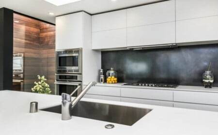 Dunkelgraue Küchenrückwand weiße Küche - Monochromes Küchendesign mit Kücheninsel
